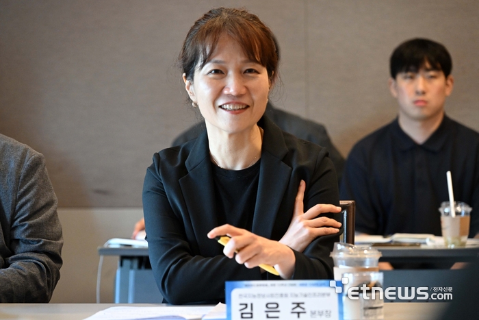 전자신문이 주최한 클라우드컴퓨팅법 제정 10주년 간담회가 '새로운 10년의 시작'을 주제로 25일 서울 중구 LW컨벤션센터에서 열렸다. 김은주 한국지능정보사회진흥원 지능기술인프라본부장이 발언하고 있다. 김민수기자 mskim@etnews.com