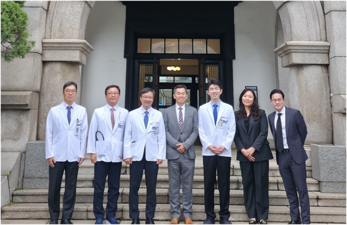 (왼쪽부터) 권성근 서울대병원 G.R.E.A.T 사업단장, 김용진 서울대병원 의생명연구원장, 김영태 서울대병원장, 레이먼드 추아 싱가포르 보건과학청장, 노두현 코넥티브 대표, 조한나 코넥티브 이사, 션 탄 킬사글로벌 공동대표가 기념촬영했다.(사진=코넥티브)