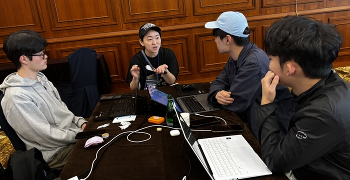 해커톤에 참여한 학생들이 멘토링을 받고 있다. (사진=이티에듀)