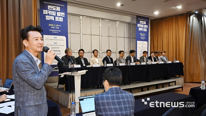 한국마이크로전자 및 패키징학회(KMEPS)가 주관하는 반도체 패키징 발전 정책 포럼이 25일 서울 강남구 SC컨벤션센터에서 열렸다. 조태제 DGIST 센소리움연구소장을 좌장(왼쪽)으로 패널토론이 이어지고 있다. 무대 왼쪽부터 안기현 한국반도체산업협회 전무, 권석준 성균관대 교수, 김종훈 SK하이닉스 TL, 이치훈 삼성전자 상무, 황태경 앰코테크놀로지코리아 박사, 이 상무, 김종헌 네패스 부사장, 이광주 LG화학 연구위원, 김성동 서울과학기술대 교수, 최광성 한국전자통신연구원 본부장. 이동근기자 foto@etnews.com