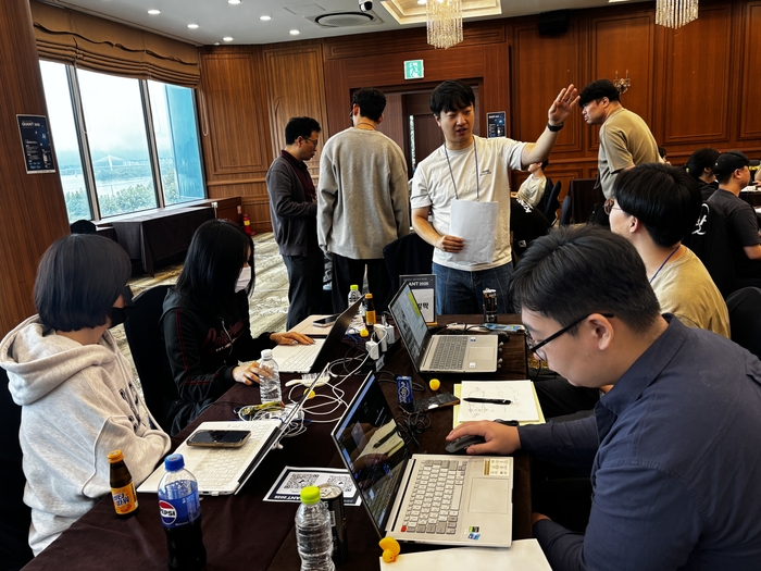해커톤에 참여한 학생들이 멘토링을 받고 있다. (사진=이티에듀)