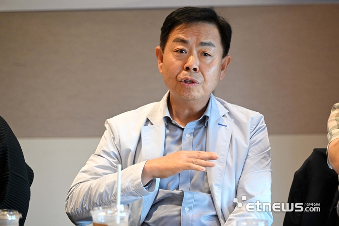 전자신문이 주최한 클라우드컴퓨팅법 제정 10주년 간담회가 '새로운 10년의 시작'을 주제로 25일 서울 중구 LW컨벤션센터에서 열렸다. 유병선 크리니티 대표가 발언하고 있다. 김민수기자 mskim@etnews.com