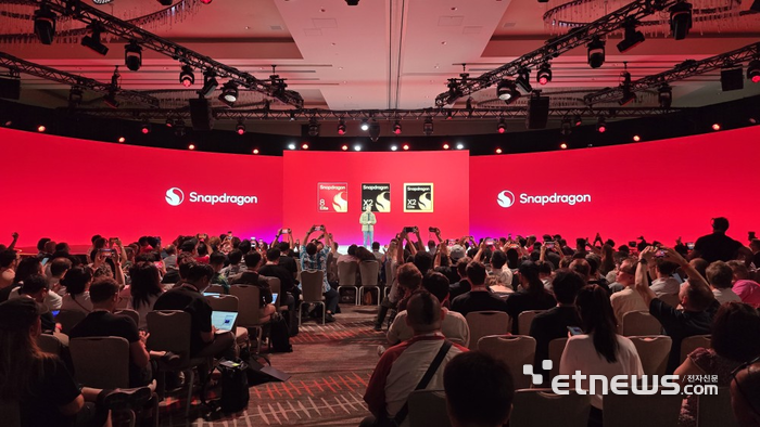 알렉스 카투지안 퀄컴 수석부사장이 24일(현지시간) 미국 하와이주 마우이에서 열린 '스냅드래곤 서밋 2025'에서 '스냅드래곤8 엘리트 5세대'를 공개하고 있다. (사진=공동취재기자단)