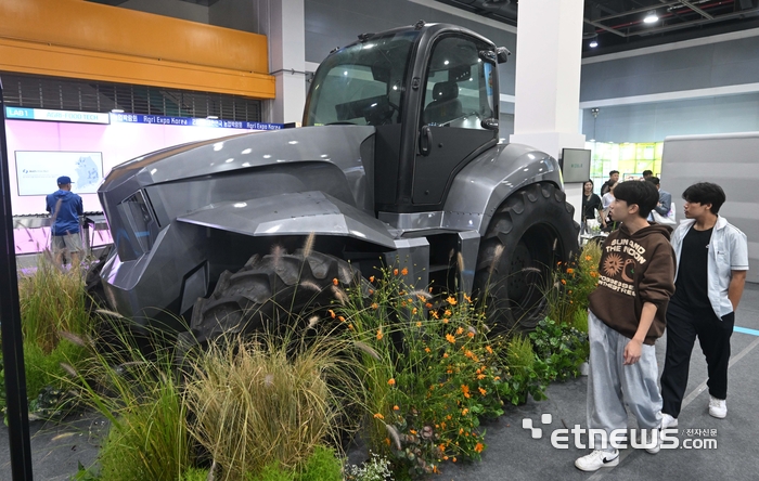 [포토] 수소연료전지 기반 대형 트랙터