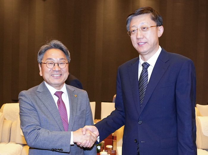 강기정 광주시장(왼쪽)이 지난 24일 중국 저장성 항저우시 인터콘티넨탈 호텔에서 열린 제4회 글로벌 디지털 무역박람회에 참석해 야오가오위안 항저우시장과 인사하고 있다.