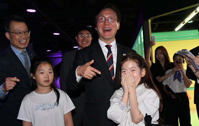 김민석 국무총리가 25일 오후 서울 중구 한국관광공사 하이커그라운드를 방문해 K팝 댄스 공연을 관람하는 어린이들과 함께 미소를 짓고 있다.  〈청사사진기자단〉