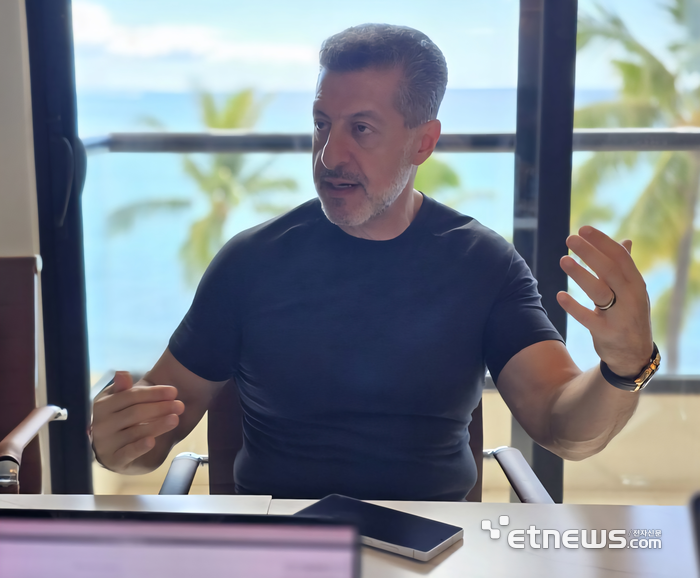 알렉스 카투지안 퀄컴 수석부사장이 24일(현지시간) 미국 하와이주 마우이에서 열린 '스냅드래곤 서밋 2025'에서 국내 기자단과 인터뷰를 하고 있다. (사진=공동취재기자단)