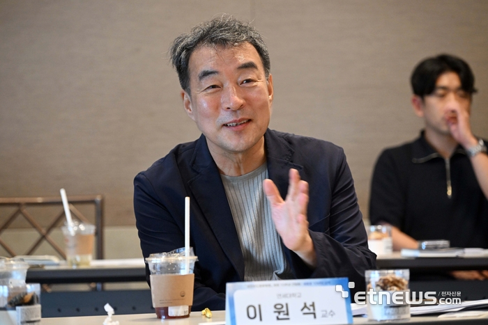 전자신문이 주최한 클라우드컴퓨팅법 제정 10주년 간담회가 '새로운 10년의 시작'을 주제로 25일 서울 중구 LW컨벤션센터에서 열렸다. 이원석 연세대학교 교수가 발언하고 있다. 김민수기자 mskim@etnews.com