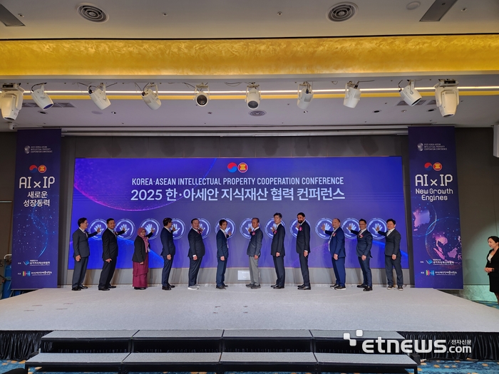 대통령 소속 국가지식재산위원회가 주최하고 지식재산단체총연합회가 주관한 '2025 한·아세안 지식재산 협력 컨퍼런스'가 25일 서울 호텔 나루 엠갤러리에서 개최됐다. 이광형 국가지식재산위원장과 노태악 대법관, 김정균 특허청 산업재산정책국장, 원혜영·정갑윤 지식재산단체총연합회 공동회장 등 내빈이 기념촬영했다.