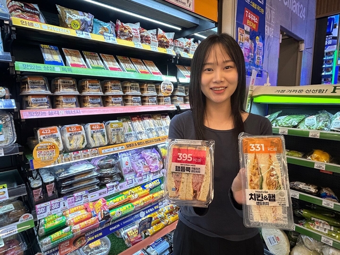 모델이 리뉴얼된 샌드위치를 소개하고 있다.