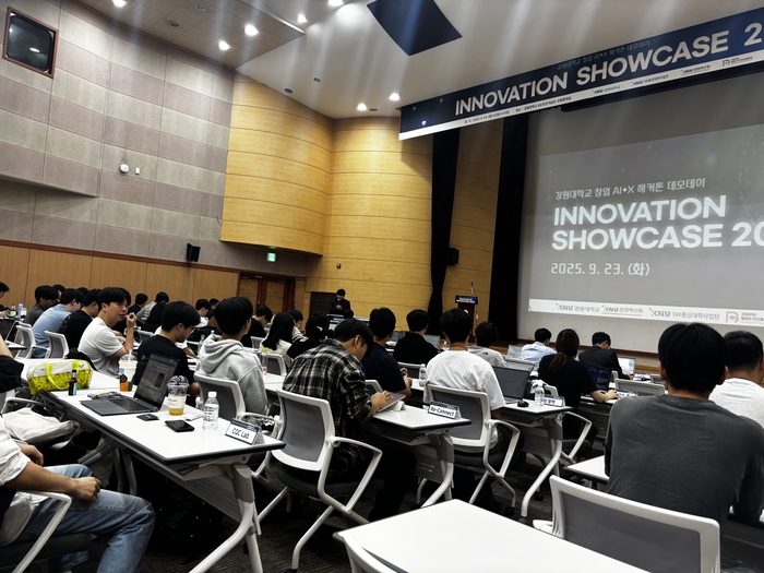 23일 데모데이는 해커톤 참가 15개 팀과 창업혁신원, 투자자, 교수진 등 100여 명이 참여했다. (사진=이티에듀)