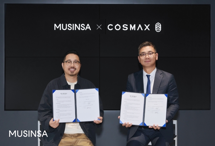 최재영 무신사 커머스부문장(왼쪽)과 최재우 코스맥스 국내마케팅본부 부문장이 MOU 체결 직후 기념사진을 촬영하고 있다.