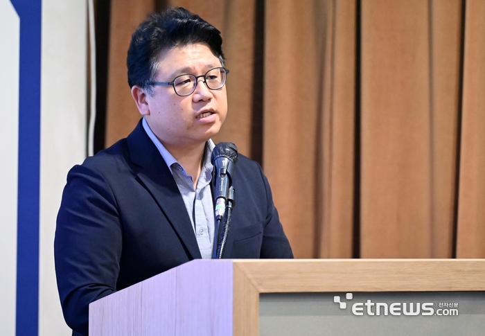 한국마이크로전자 및 패키징학회(KMEPS)가 주관하는 반도체 패키징 발전 정책 포럼이 25일 서울 강남구 SC컨벤션센터에서 열렸다. 권석준 성균관대 교수가 '반도체 패키징 정책 및 전략 동향'을 주제로 발표하고 있다.  이동근기자 foto@etnews.com