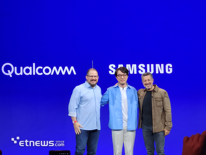 (왼쪽부터) 크리스티아노 아몬 퀄컴 최고경영자(CEO), 최원준 삼성전자 모바일경험(MX)사업부 최고운영책임자(COO) 사장, 알렉스 카투지안 퀄컴 수석부사장이 기념 촬영하고 있다. (사진=공동취재기자단)