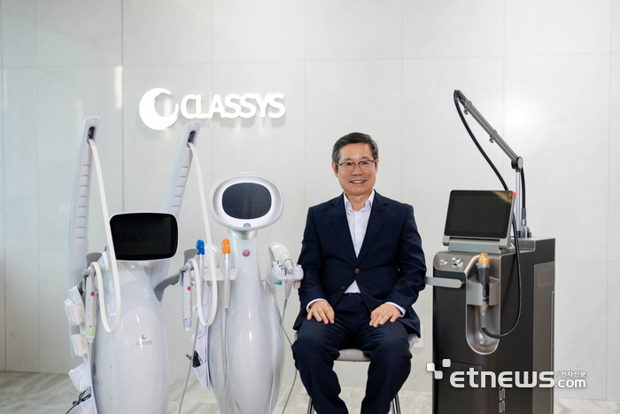 박수만 클래시스 전무가 볼뉴머, 슈링크 유니버스, 쿼드세이(왼쪽부터)를 소개하고 있다.