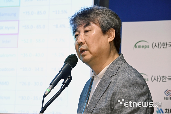 오재섭 나노종합기술원 실장이 '나노종합기술원 첨단패키징 인프라 구축 현황 및 계획'을 주제로 발표하고 있다.  이동근기자 foto@etnews.com