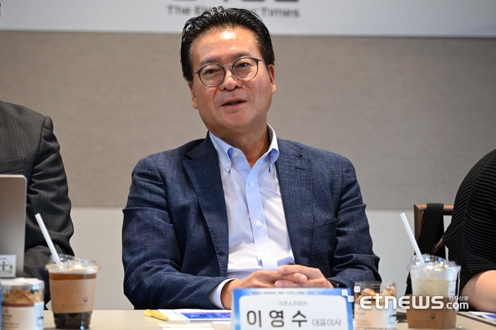 전자신문이 주최한 클라우드컴퓨팅법 제정 10주년 간담회가 '새로운 10년의 시작'을 주제로 25일 서울 중구 LW컨벤션센터에서 열렸다. 이영수 아콘소프트 대표가 발언하고 있다. 김민수기자 mskim@etnews.com