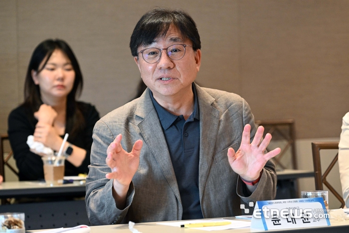 전자신문이 주최한 클라우드컴퓨팅법 제정 10주년 간담회가 '새로운 10년의 시작'을 주제로 25일 서울 중구 LW컨벤션센터에서 열렸다. 윤대균 아주대학교 교수가 발언하고 있다. 김민수기자 mskim@etnews.com