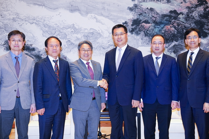 강기정 광주시장(왼쪽 세번째)이 중국 항저우 인터콘티넨탈 호텔에서 루산 저장성 부성장(왼쪽 네번째)과 면담을 갖고 항저우시와 AI 정책 등 교류협력 방안을 논의했다.