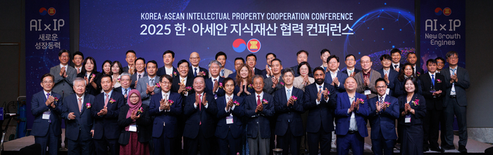 대통령 소속 국가지식재산위원회가 주최하고 지식재산단체총연합회가 주관한 '2025 한·아세안 지식재산 협력 컨퍼런스'가 25일 서울 호텔 나루 엠갤러리에서 개최됐다. 이광형 국가지식재산위원장과 노태악 대법관, 김정균 특허청 산업재산정책국장, 원혜영·정갑윤 지식재산단체총연합회 공동회장 등 내빈이 기념촬영했다.
