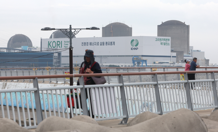 25일 오후 부산 기장군 장안읍 월내 쪽에서 바라본 고리2호기(오른쪽 두 번째) 모습. 원자력안전위원회는 이날 회의를 열고 고리 2호기의 사고관리계획서와 계속 운전 여부를 심의한다. 연합뉴스