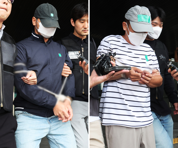 (수원=연합뉴스)  KT 무단 소액결제 사건 피의자 A씨(왼쪽)와 B씨가 25일 경기도 수원시 영통구 수원영통경찰서 유치장에서 검찰로 송치되고 있다.