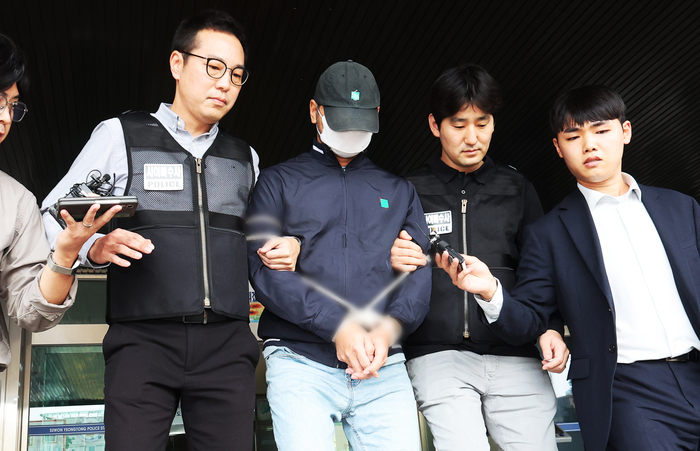 KT 무단 소액결제 사건 피의자 A씨가 검찰로 송치되고 있다.