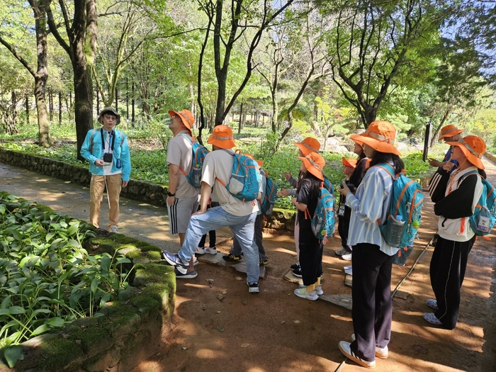 한의학연, 제14기 '어린이 본초탐사대' 개최...76명 참여해 자연 속 약용식물 탐사