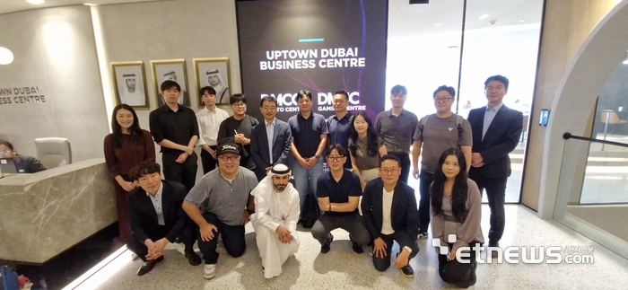 국내 중소벤처기업들이 두바이 복합상품센터(DMCC)를 방문한 후 관계자들과 기념촬영을 하고 있다.