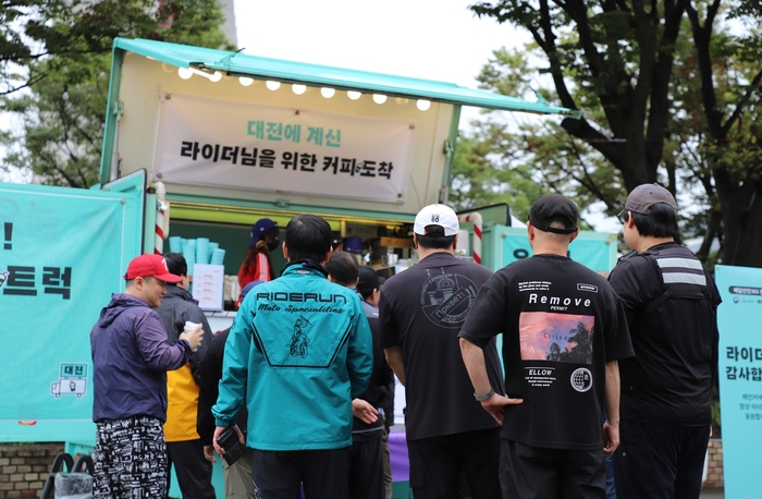 우아한청년들은 배달 라이더들의 휴식을 지원하는 '배달안전365 캠페인-전국 방방곡곡! 커피트럭 - 대전편'과 '찾아가는 안전교육'을 진행했다.