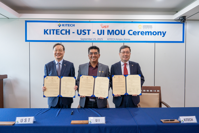 사진 왼쪽부터 강대임 UST 총장, 헤리 헤르만샤 UI 총장, 이상목 생기원 원장