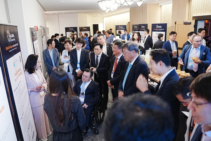 'K-글로벌@실리콘밸리 2025' 행사 전시부스 현장 정부 등 참관객들. 과기정통부 제공