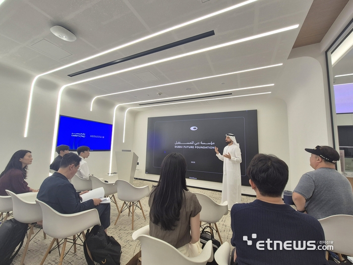 두바이 퓨처 파운데이션(DFF)의 하마드 알 시라위 프로젝트 총괄이사가 기관에서 운영하는 다양한 사업 프로그램에 대해 설명하고 있다.