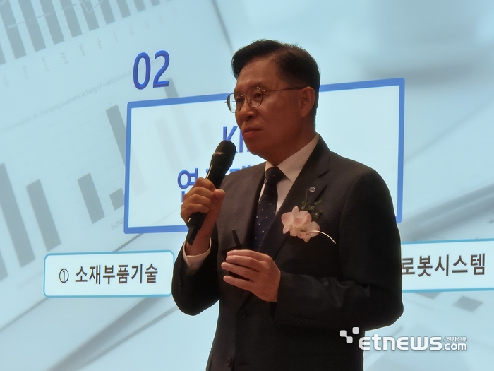 류석현 한국기계연구원장이 기관이 총괄하는 자율성장 AI 휴머노이드 전략연구단, 향후 휴머노이드 로봇 개발 목표에 대해 설명하고 있다.