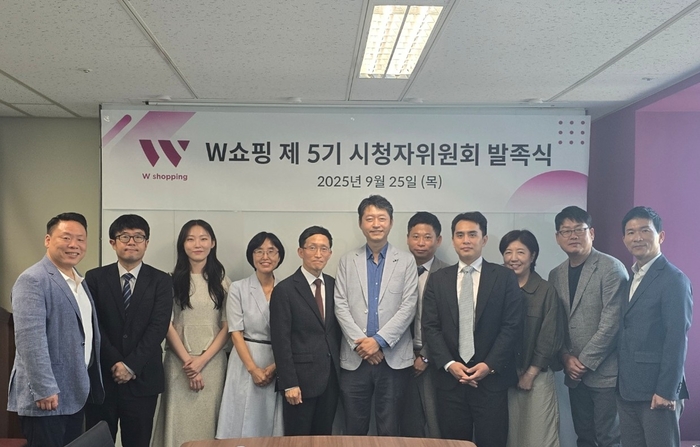 왼쪽부터 박원근 한국지능형사물인터넷협회 본부장, 김지웅 성균관대 교수, 주해인 법무법인 세종 변호사, 임은경 녹색소비자연대 이사, 방선홍 W쇼핑 대표, 김선영 홍익대 대학원 교수, 편민수 홍익노무법인 공인노무사, 김영석 법무법인 태평양 변호사, 손민원 사단법인 사람사이로 이사, 박석철 컬쳐미디어랩 전문위원, 이종상 W쇼핑 대외협력실 상무