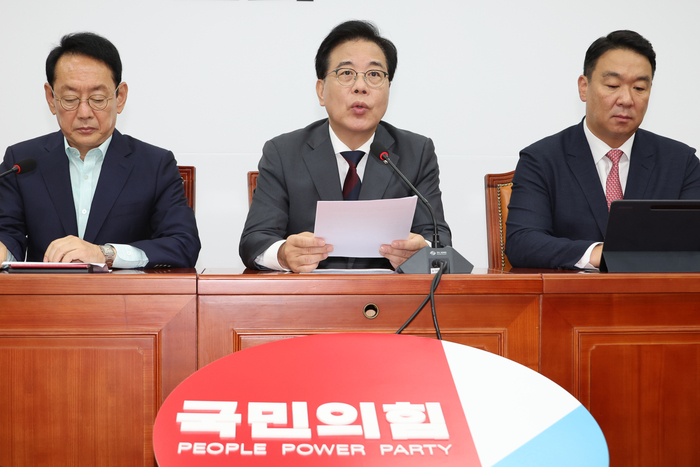 국민의힘 원내대책회의     (서울=연합뉴스) 김주성 기자 = 국민의힘 송언석 원내대표가 26일 서울 여의도 국회에서 열린 원내대책회의에서 발언하고 있다. 2025.9.26     utzza@yna.co.kr (끝)