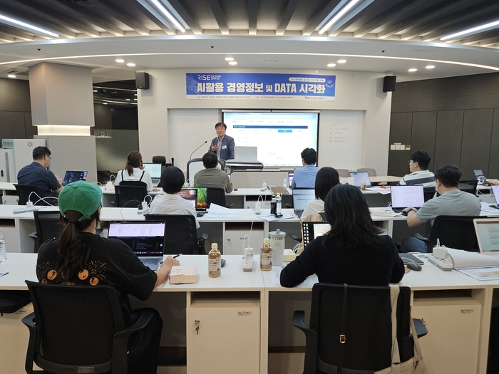 부산 지역 내 기업 재직자 20명이 'AI 활용 경영정보 및 DATA 시각화 교육'에 참가해 수업을 듣고 있다. (사진=이티에듀)