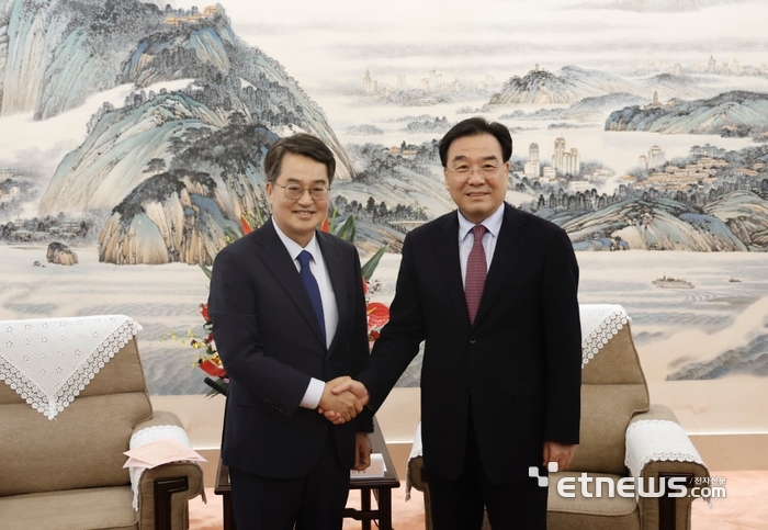 김동연 경기지사가 26일 중국 장쑤성 신창싱 당서기와 회담을 갖고 기념 촬영했다.