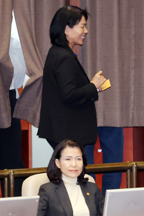 더불어민주당 소속 최민희 국회 과학기술정보방송통신위원장이 27일 서울 여의도 국회에서 열린 본회의에서 방송미디어통신위원회의 설치 및 운영에 관한 법률안에 대한 무제한토론 종결 동의의 건에 대한 투표를 하고 나와 활짝 웃고 있다. (연합뉴스)