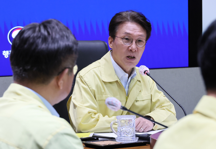 김민석 국무총리가 27일 서울 종로구 정부서울청사에서 열린 국가정보자원관리원 화재 관련 대책회의를 주재하고 있다. 연합뉴스..