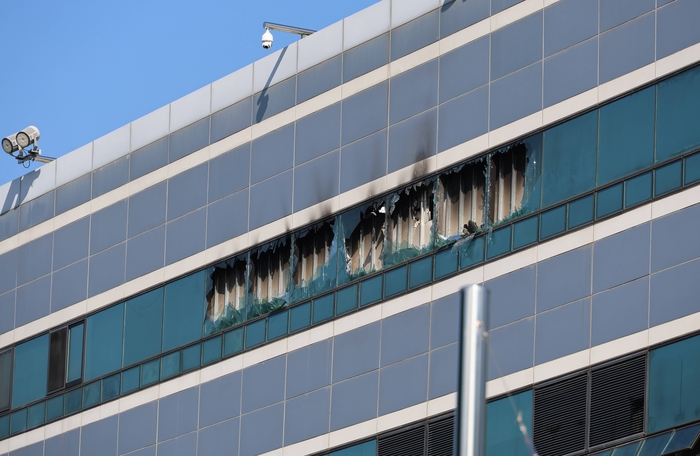 국가정보자원관리원 화재 흔적. 27일 대전 유성구 국가정보자원관리원 5층 전산실 창문이 리튬이온 배터리 폭발 화재로 불에 타 있다. 출처=연합뉴스