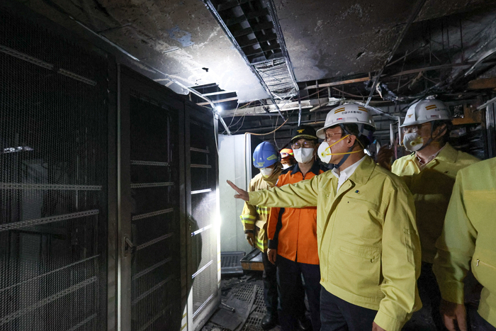 김민석 국무총리가 27일 밤 대전 유성구 국가정보자원관리원 화재 현장을 살펴보고 있다. 연합뉴스