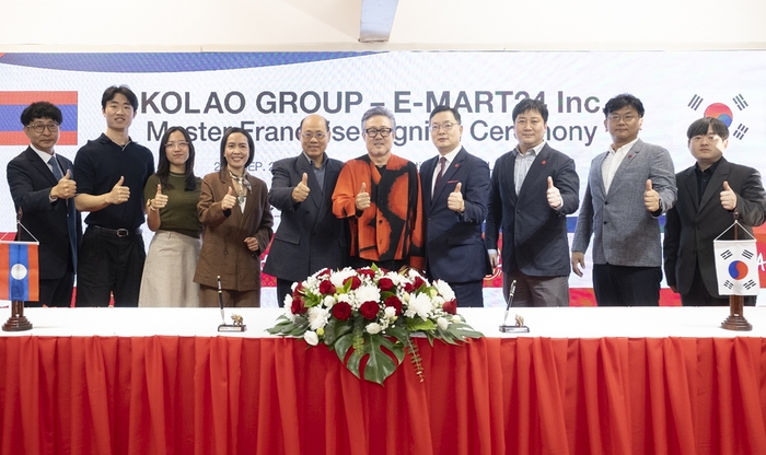 지난 25일 라오스 비엔티안 코라오그룹 본사에서 강인석 이마트24 상무(오른쪽에서 네번째), 오세영 코라오그룹 회장(오른쪽에서 다섯번째)이 라오스 진출을 위한 마스터 프랜차이즈 계약을 체결 후 기념 촬영을 하고 있다.