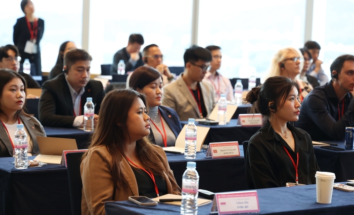 롯데는 22일부터 26일까지 해외 우수 현지 직원을 대상으로 '2025 롯데 글로벌 컨퍼런스'를 진행했다. 15개 계열사 33명의 참가자들은 핵심 역량 교육을 받고 롯데 주요 사업장을 방문했다. 롯데 글로벌 컨퍼런스 참가자들이 롯데그룹의 역사와 경영철학에 관한 강의를 듣고 있다.