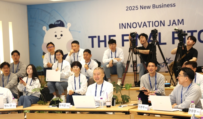 구자은 LS그룹 회장(하단 가운데)이 지난 26일 안양 LS타워에서 열린 'LS퓨쳐데이'에서 발표를 듣고 있다. 〈사진 LS그룹 제공〉