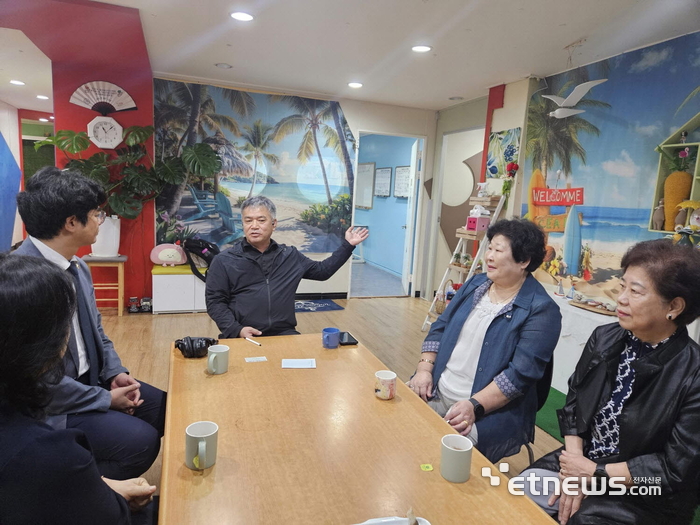 박상현 경기도의회 기획재정위원회 의원(뒷줄 왼쪽)이 최근 발달장애인 태권도 센터 관계자들과 간담회를 갖고 있다.