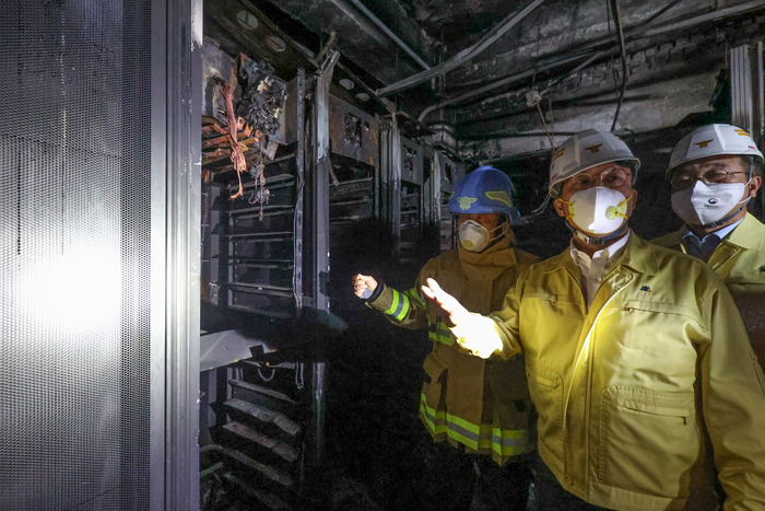 [국정자원 화재, 정부시스템 마비]“화재 직접 피해 없는 551개 시스템 순차 재가동할 것”