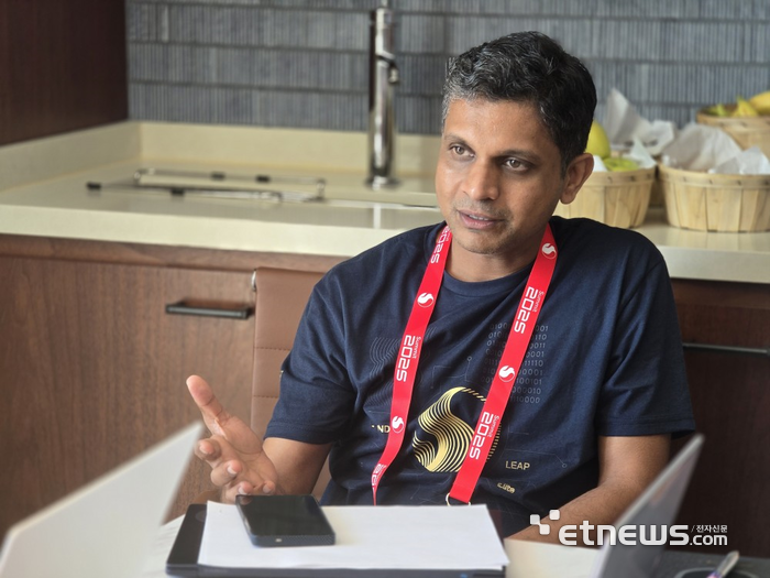 만다르 데쉬판데 퀄컴 컴퓨트 제품 관리 시니어 디렉터가 미국 하와이주 마우이에서 열린 '스냅드래곤 서밋 2025'에서 국내 기자단과 인터뷰를 하고 있다. (사진=공동취재기자단)