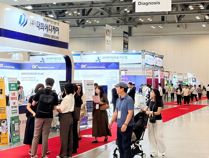 키메스 부산 2025에서 참관객들이 전시내 부스를 둘러보고 있다.