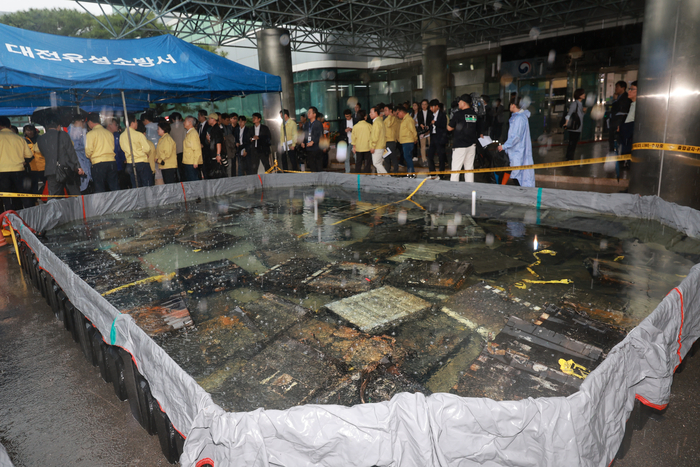 (대전=연합뉴스) 신현우 기자 = 28일 대전 유성구 국가정보자원관리원 화재로 인해 불에 탄 리튬이온 배터리가 소화수조에 담겨 있다. 2025.9.28 nowwego@yna.co.kr